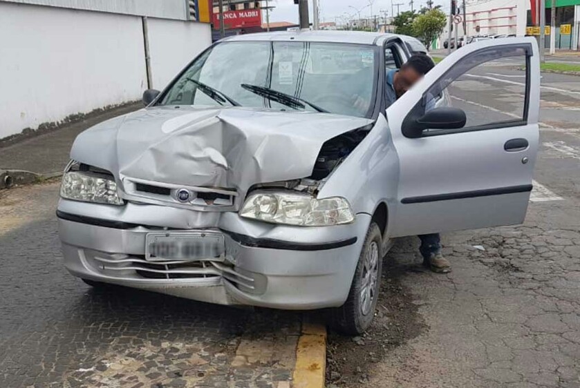 Leia mais sobre o artigo Carro é arremessado contra poste após ser atingido por ônibus em Capivari