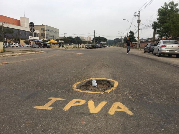 Leia mais sobre o artigo Buracos em ruas e avenidas são pintados com as siglas ‘IPVA’ e ‘IPTU’