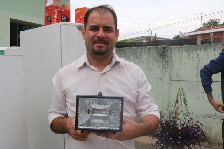 Leia mais sobre o artigo Vereador Fábio Santos consegue doação de geladeiras para Rafard