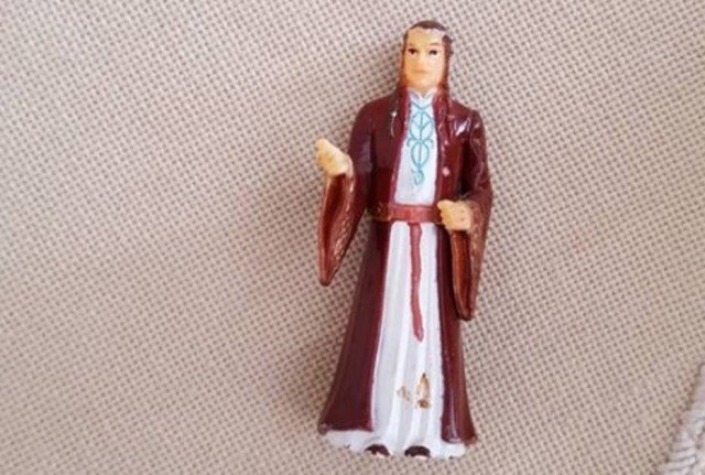 Leia mais sobre o artigo Mulher rezava para boneco de Senhor dos Anéis achando que era Santo Antônio