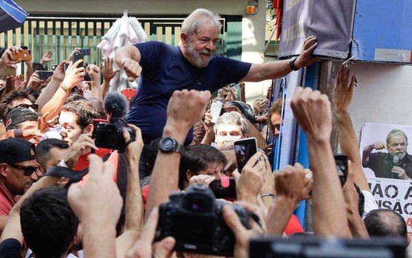 No momento você está vendo Ministério Público diz ao STJ que Lula tem direito a progredir para regime semiaberto