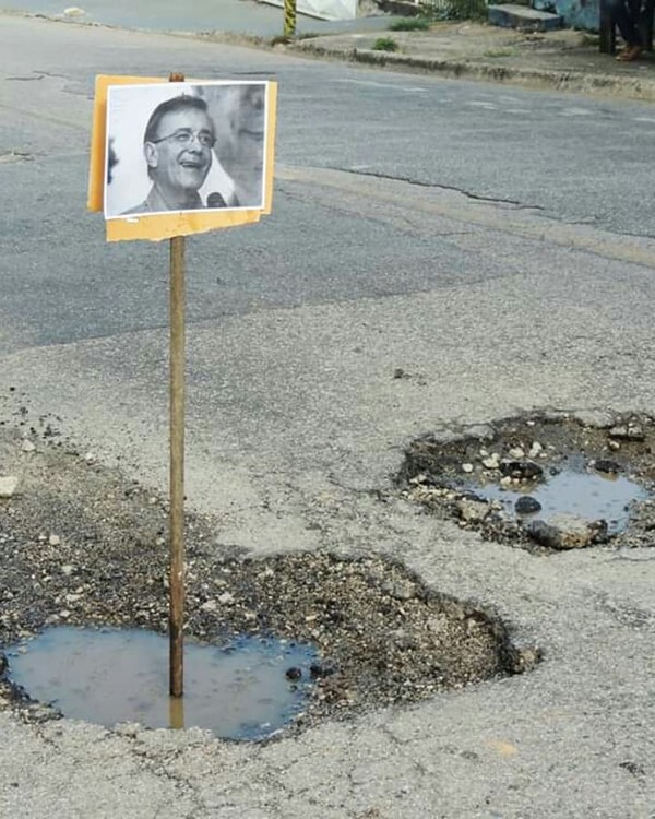 Read more about the article Moradores espalham placas com fotos do prefeito em buracos de rua em Sorocaba