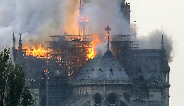 You are currently viewing Incêndio atinge a Catedral de Notre-Dame, em Paris