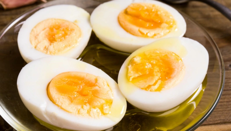 Read more about the article Comer um ovo antes de beber e outro no dia seguinte evita ressaca, diz nutricionista