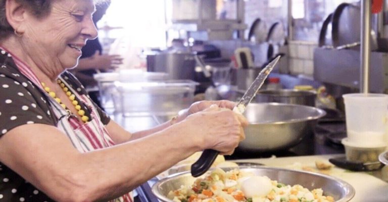 Read more about the article Restaurante decidiu contratar “avós” e agora tem a melhor comida caseira